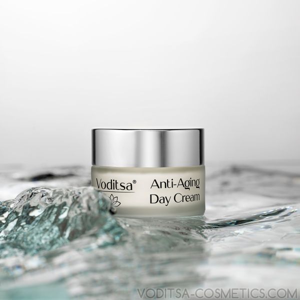 Озаряващ дневен крем против бръчки VODITSA